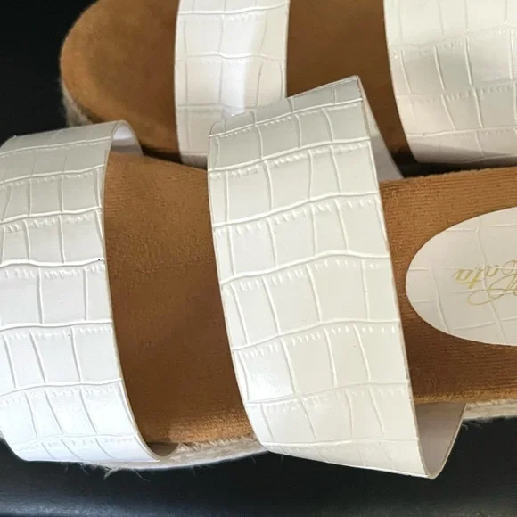 Ladies White Wedge Shoes Size 7.5 - Picture 7 of 8